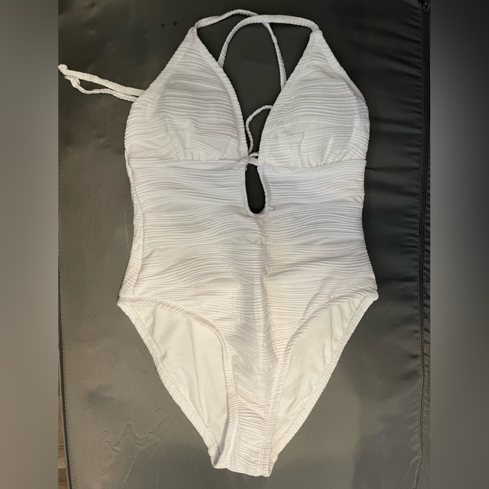 LUCKY BRAND- white plug front on piece